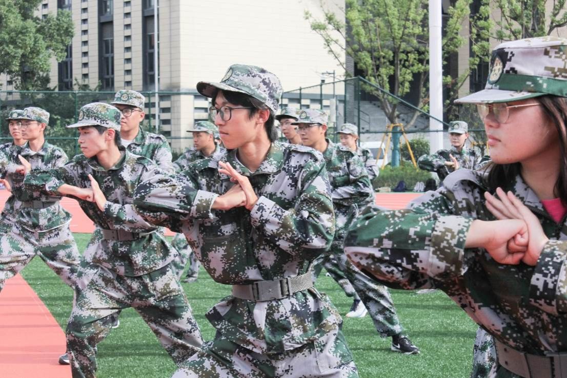 图片包含 人, 军装, 户外, 草 AI 生成的内容可能不正确。